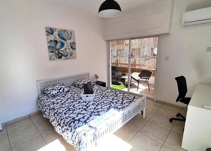 Center 2br W/ Parking And 250m Walk From Апартаменти