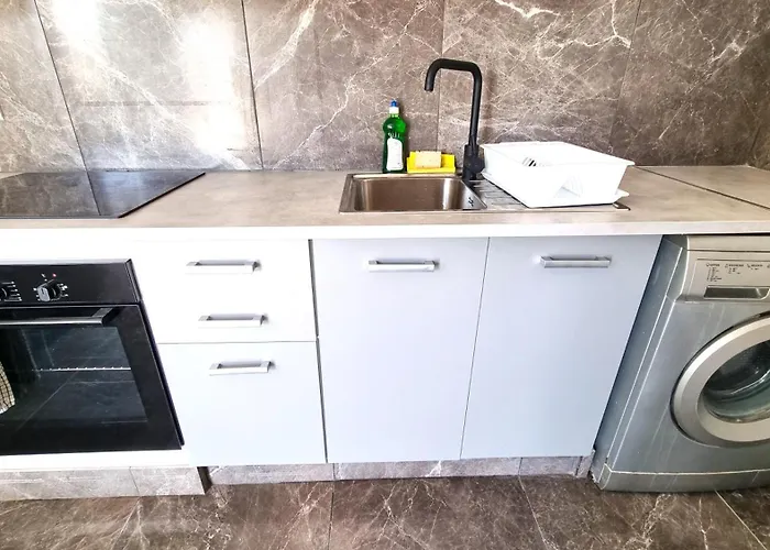 Center 2br W/ Parking And 250m Walk From Апартаменти Ларнака