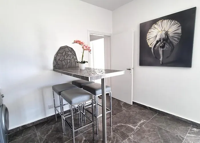 Center 2br W/ Parking And 250m Walk From *