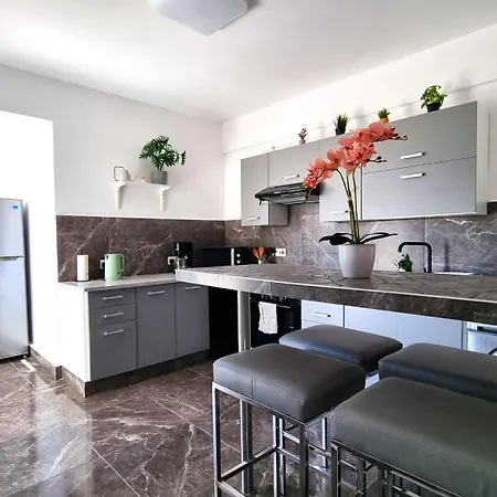 Center 2br W/ Parking And 250m Walk From