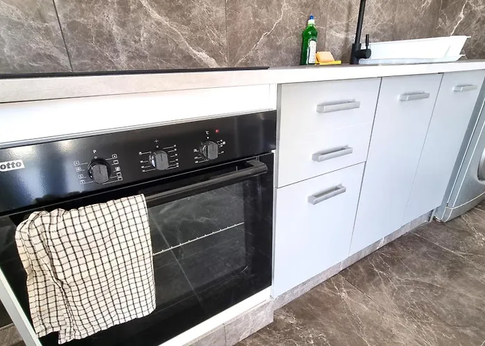 Apartment Center 2br W/ Parking And 250m Walk From Larnaka