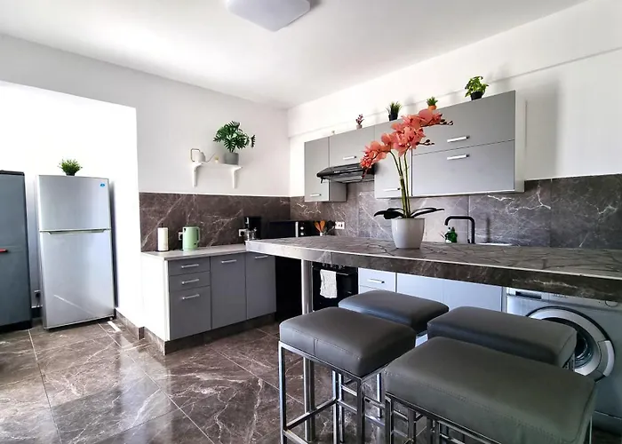 Center 2br W/ Parking And 250m Walk From