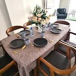 Appartement Center 2br W/ Parking And 250m Walk From *