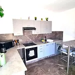 Center 2br W/ Parking And 250m Walk From Appartement