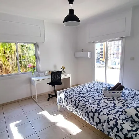 Apartment Center 2br W/ Parking And 250m Walk From *