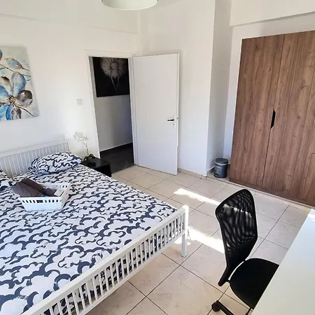 Apartment Center 2br W/ Parking And 250m Walk From *