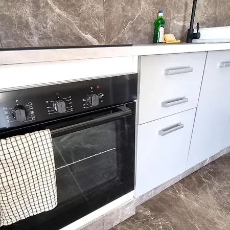 Apartment Center 2br W/ Parking And 250m Walk From Larnaca