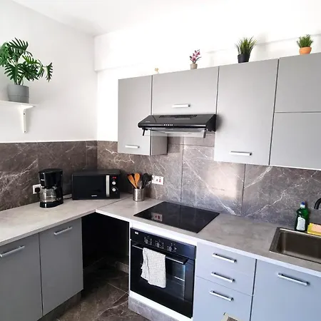 Center 2br W/ Parking And 250m Walk From 拉纳卡