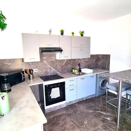 Center 2br W/ Parking And 250m Walk From Apartment