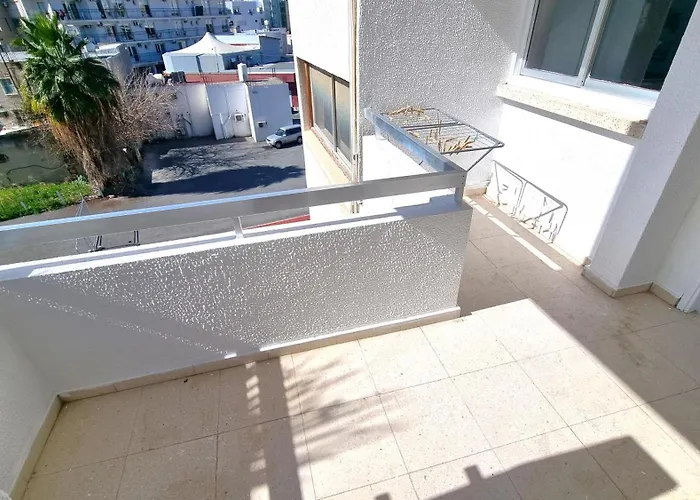 Center 2br W/ Parking And 250m Walk From