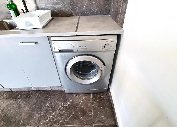 Center 2br W/ Parking And 250m Walk From Appartamento